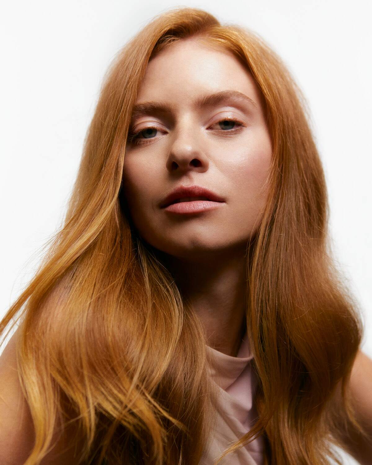 Modellens hår efter användning av Soothing Dry Shampoo