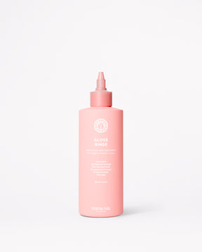 En rosa flaska Maria Nila Gloss Rinse med ett spetsigt appliceringslock, placerad mitt på en ren vit bakgrund.