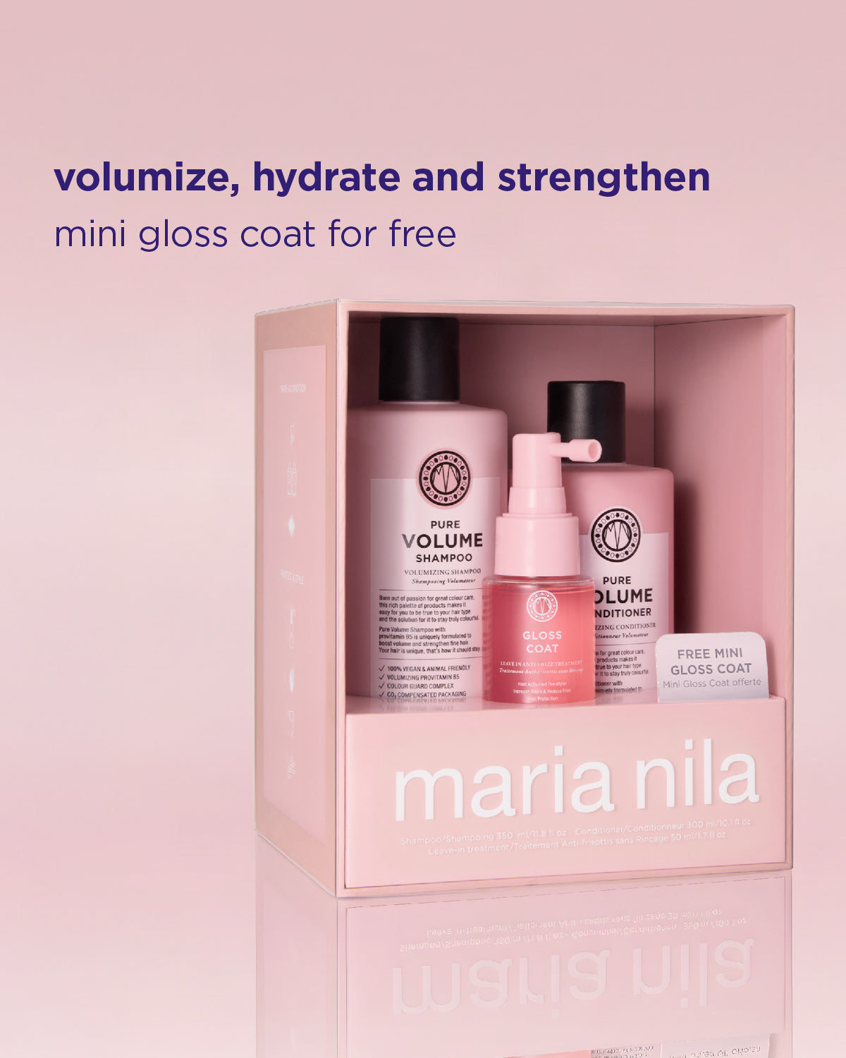 Maria Nila hårvårdsset i en rosa box med tre flaskor: Pure Volume Shampoo, Pure Volume Conditioner och en rosa mini Gloss Coat-spray, med reklamtext ovanför på en rosa gradientbakgrund.