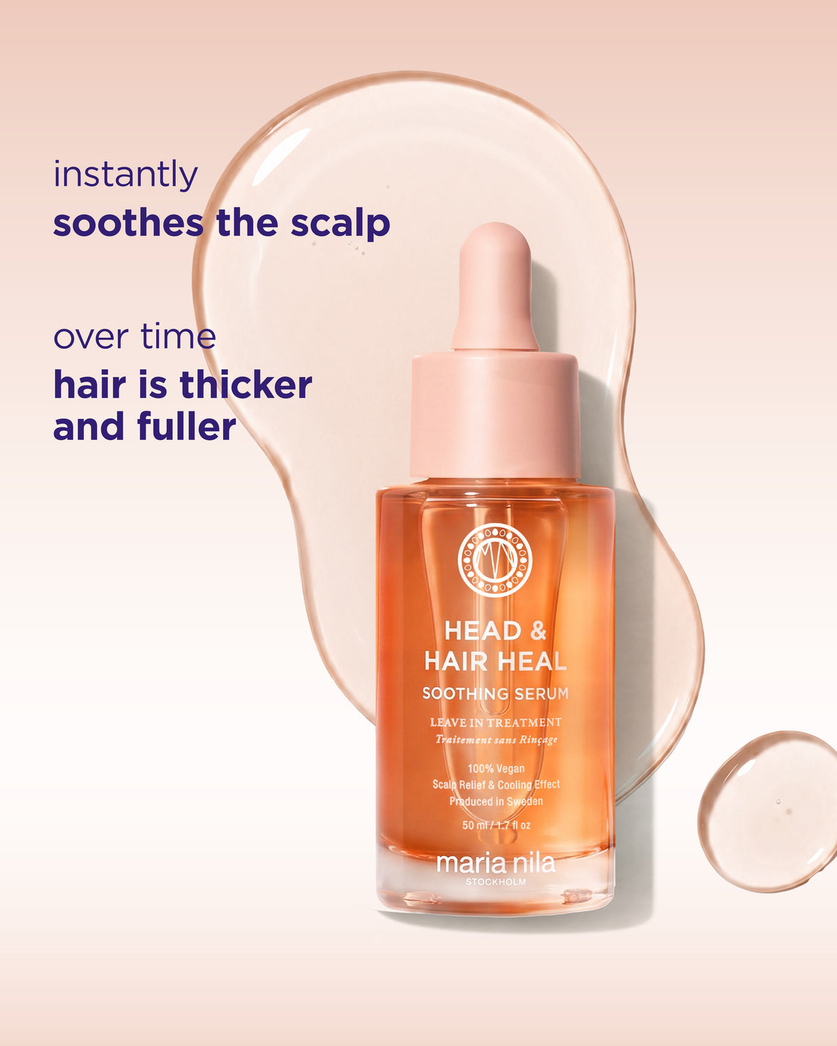 Maria Nila Head & Hair Heal Soothing Serum i en genomskinlig pipettflaska med rosa kork, mot en mjuk persikofärgad bakgrund med dekorativa vätskedroppar och text.