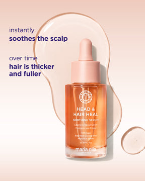 Maria Nila Head & Hair Heal Soothing Serum i en genomskinlig pipettflaska med rosa kork, mot en mjuk persikofärgad bakgrund med dekorativa vätskedroppar och text.