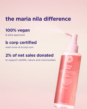Rosa pumpflaska med vit text, Maria Nila Gloss Coat stylingprodukt med certifieringar på ljus bakgrund.