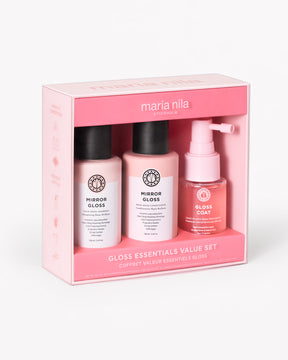 Gloss Essentials Set med två rosa flaskor och en sprayflaska i genomskinlig förpackning.
