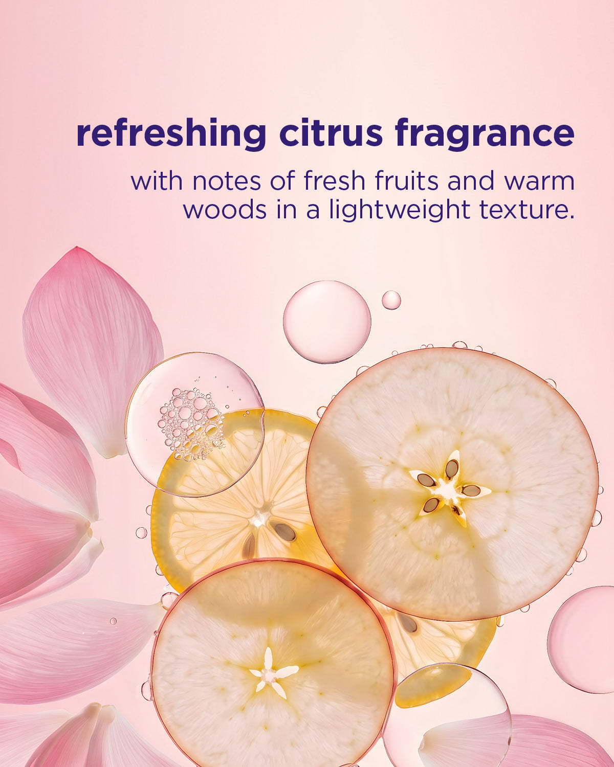 Citrusfrukter och blommor med droppar på ljus bakgrund, framhäver frisk doft och lätt textur.