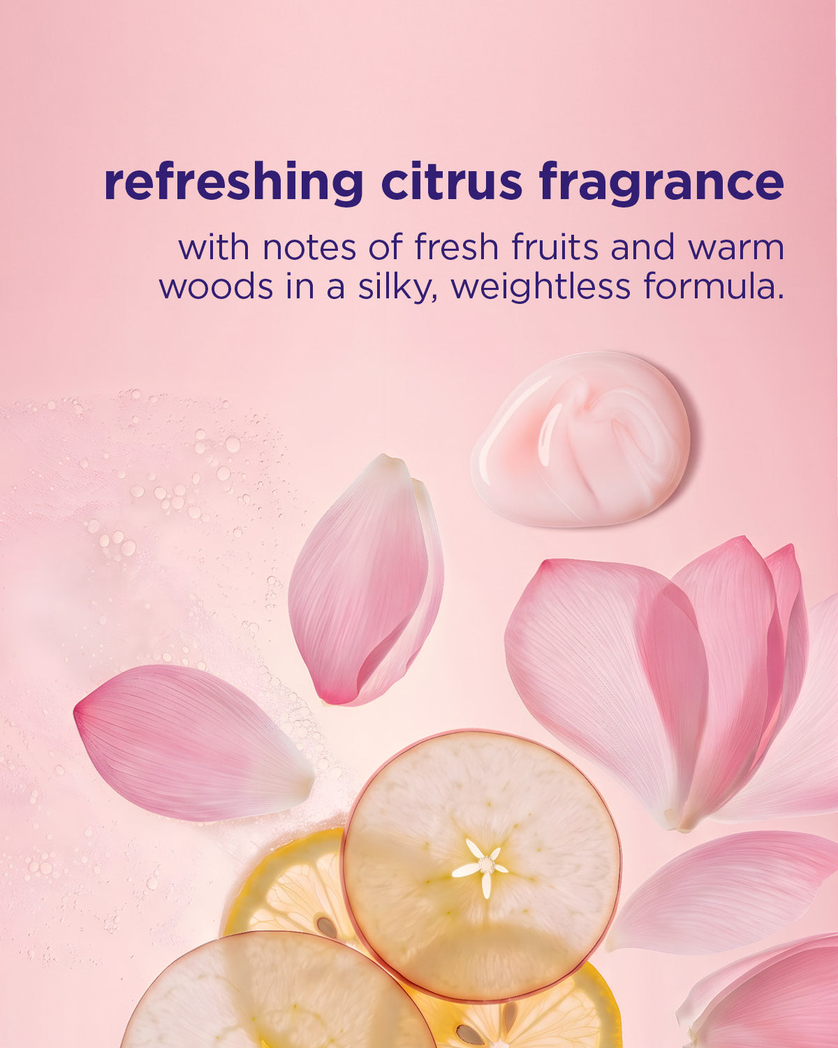 Skuren citrusfrukt och rosa blomblad på ljusrosa bakgrund med text om frisk citrusdoft.