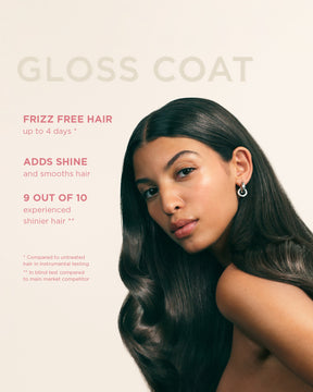 Modell som använt Maria Nila Gloss Coat med produktfördelar mot beiga bakgrund