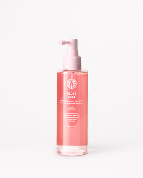 Rosa flaska med Maria Nila Gloss Coat mot vit bakgrund